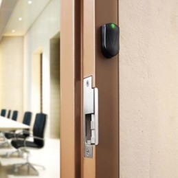 Instalación de Cantonera para una Puerta en una Sala de Juntas